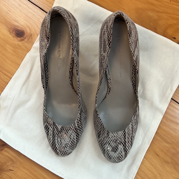 Banana Republic snake print heel. Size 9M - Picture 5 of 8